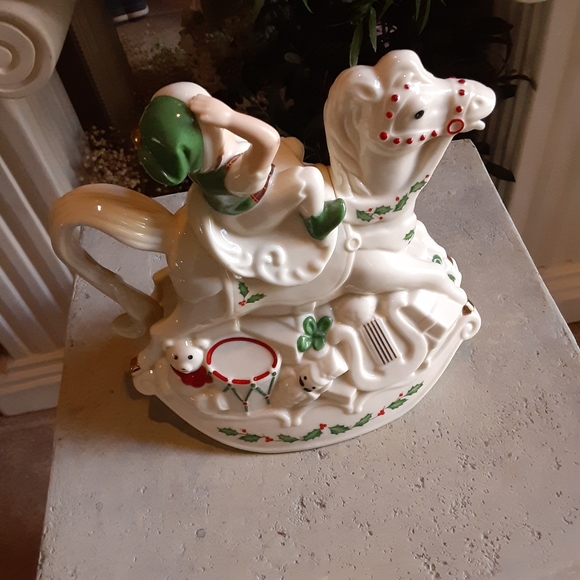 LENOX, SANTA'S HOLIDAY TOY SHOP, Tea Pot - Picture 4 of 9